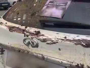 В Тюмени подруги отомстили парню-абьюзеру, обмазав его авто навозом. Фото: t.me/url_mash