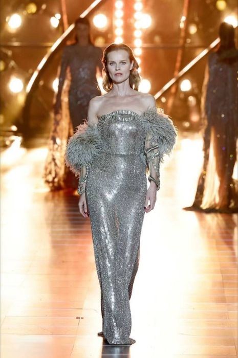 Платье будто соткано из пайеток. Фото: Инстаграм (запрещен в России)/@eliesaabworld