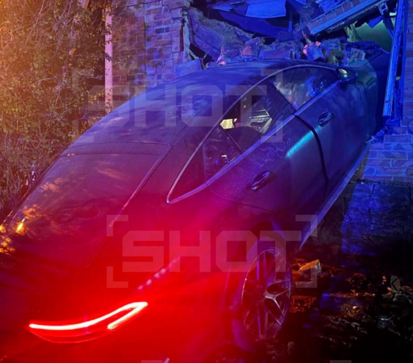 Автомобиль проломил стену дома. ФОТО: @mash