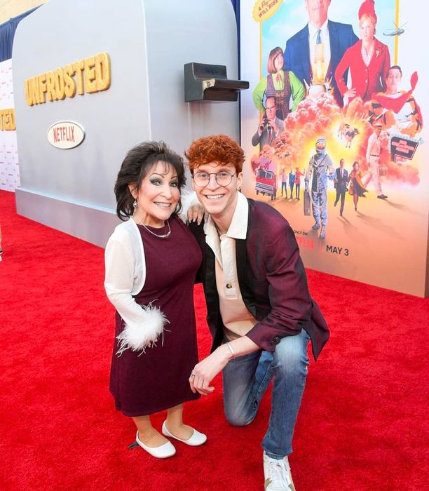 Пит с мамой на красной ковровой дорожке. Фото: Инстаграм (запрещен в России) / @peetmontzingo