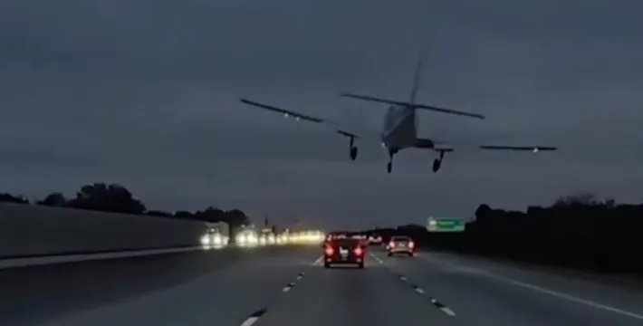 Во Флориде самолет сел на шоссе с плотным трафиком и врезался в автомобиль. Фото: соцсети