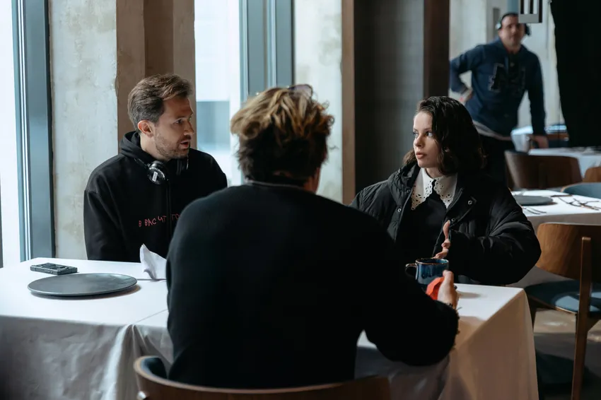 Илья Ермолов и Ангелина Пахомова на съемках 3 сезона сериала «Золотое дно». Фото: онлайн-кинотеатр ИВИ