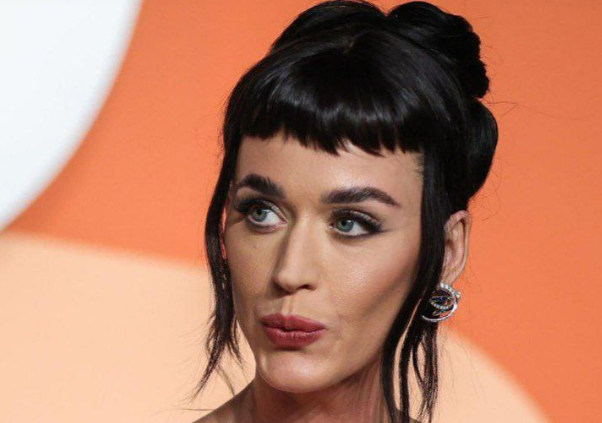 Кэти Перри застали за страстными поцелуями с бывшим премьер-министром Канады. Фото: t.me/SuperRu