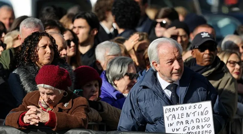 Сотни людей выстроились вдоль улиц, чтобы проститься с Валентино. ФОТО: соцсети