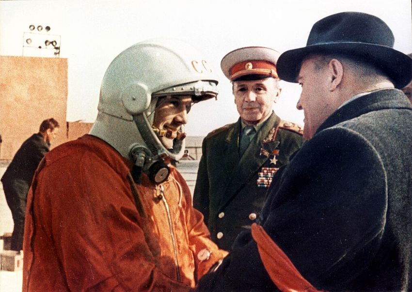 Юрий Гагарин перед полетом с Сергеем Королевым и Кириллом Москаленко. Фото: ru.wikipedia.org