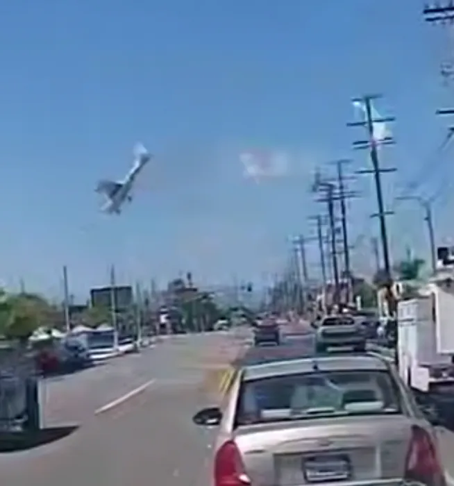 В Лос-Анджелесе самолет задел провода и рухнул на парковку. Пилот при смерти. Фото: t.me/shot_shot