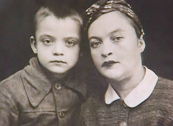 Владислав Дворжецкий с мамой, 1948. Фото: личный архив Дворжецких