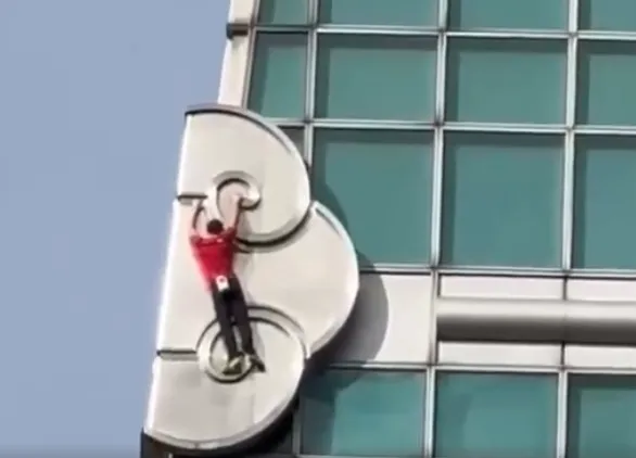 Момент восхождения на Taipei 101 на Тайване. ФОТО: t.me/mashnasporte