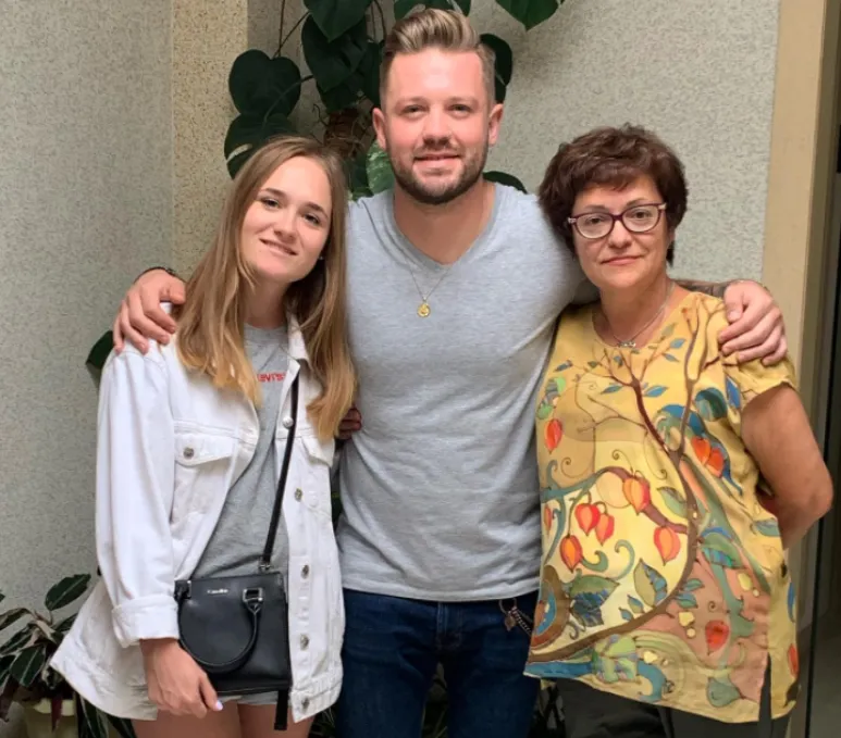 Артист с сестрой Евгенией и мамой. Фото: личный архив