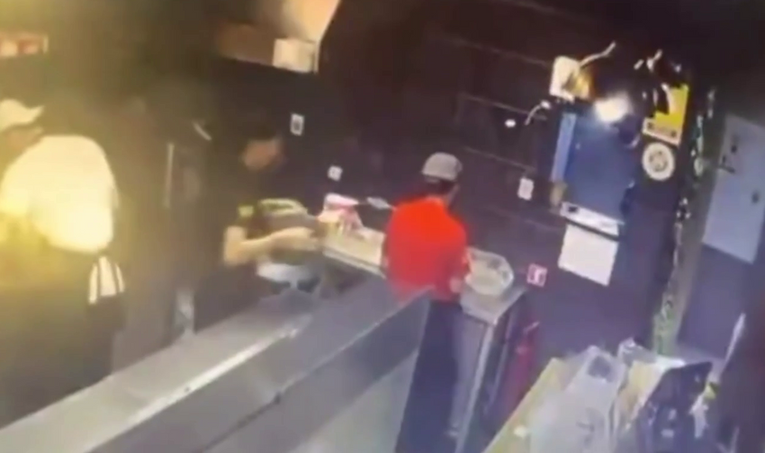 В Казахстане повар поскользнулся и случайно облил коллегу кипящим маслом. Фото: threads.com/@net_mambet