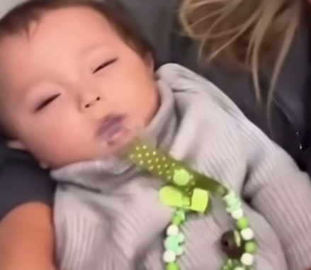 Акушеры и бортпроводники приняли роды в самолете на рейсе из России в Узбекистан. Фото: Инстаграм (запрещен в Росси) / @oksanabooka