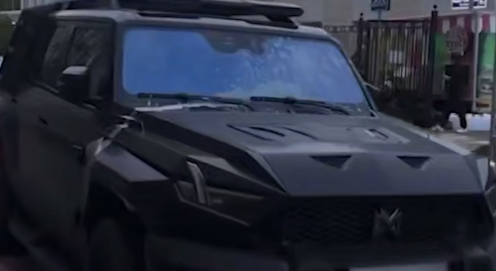 Джип Гарика Харламова залили кисломолочкой за парковку на месте для спецслужб. Фото: @breakingmash