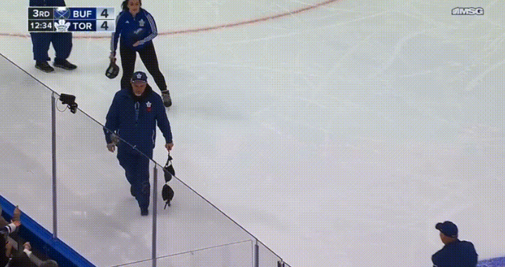 Лифчик в подарок. Фото: youtube.com/@sportsnet