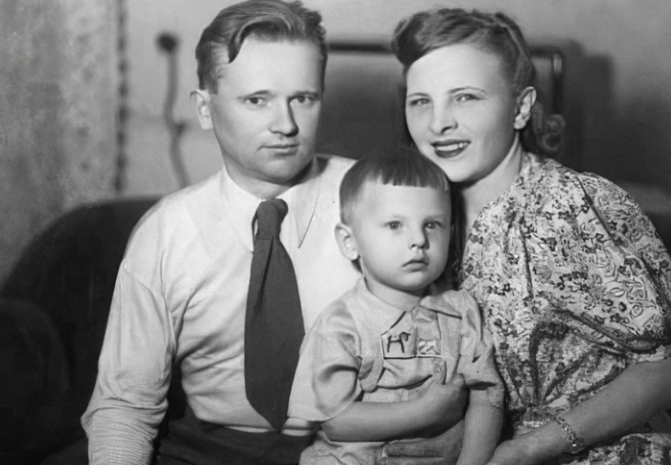 Маленький Юрий Антонов с родителями. Фото: личный архив Юрия Антонова