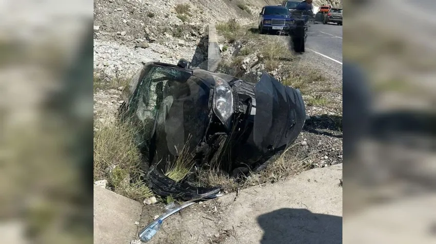 В Дагестане туристка из Рязани устроила ДТП, высунувшись из машины, и погибла. Фото: t.me/mash_gor