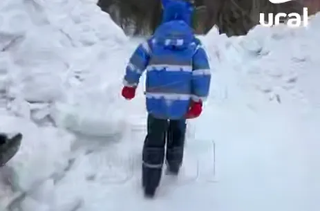 На Урале тракторист залип в телефон и засыпал снегом ребенка — он чуть не умер. Фото: t.me/url_mash