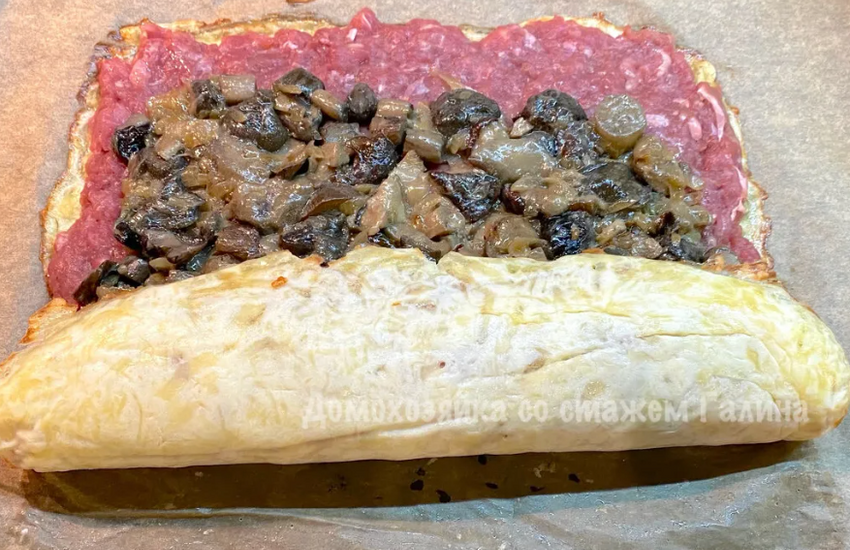 Аккуратно сворачиваем все в рулет