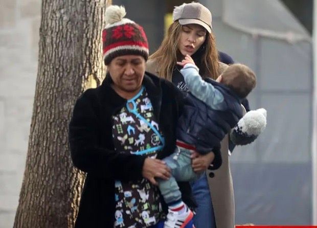 Кэтрин Макфи с няней и сыном. Фото: tmz.com