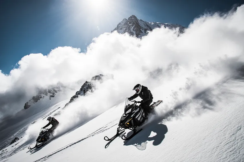 Под Пермью рейдеры вторые сутки ищут 13 потерявшихся на горе Ослянка туристов. Фото сгенерировано нейросетью krea.ai