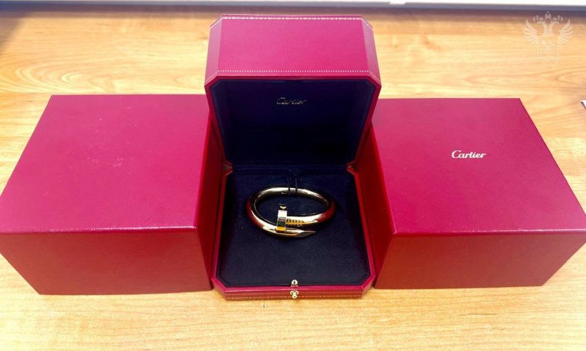 В Сочи таможенники нашли в багаже вернувшейся из Дубая браслет за 5 млн. Фото: t.me/kub_mash