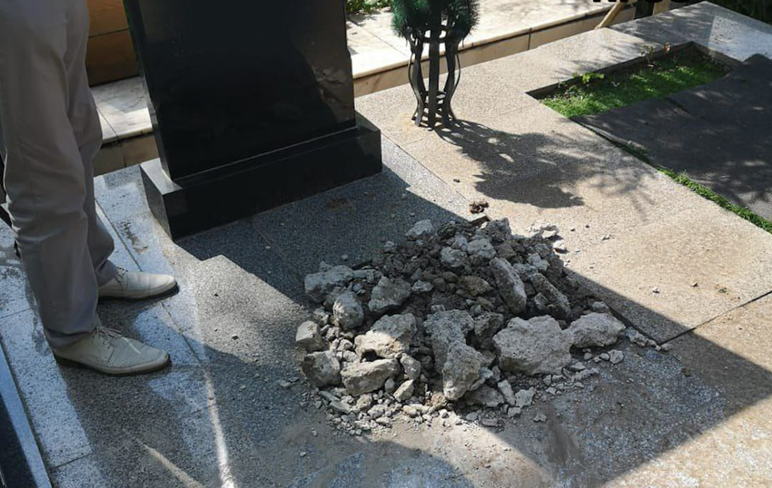 Чтобы достать урну, пришлось разбить могильную плиту. Фото: t.me/kras_mash