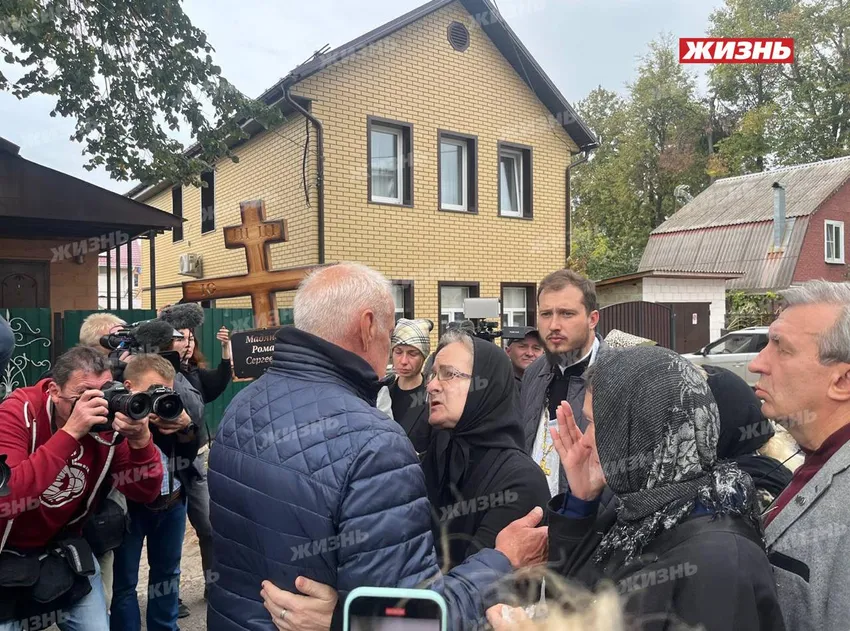 Супруга актера Наталья не смогла сдержать слез во время прощания. Фото: "Жизнь"