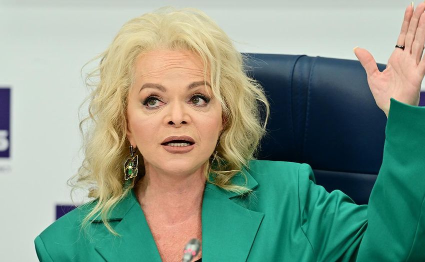 В центре Уфы «избили» тиктокера в маске Ларисы Долиной. Фото: соцсети