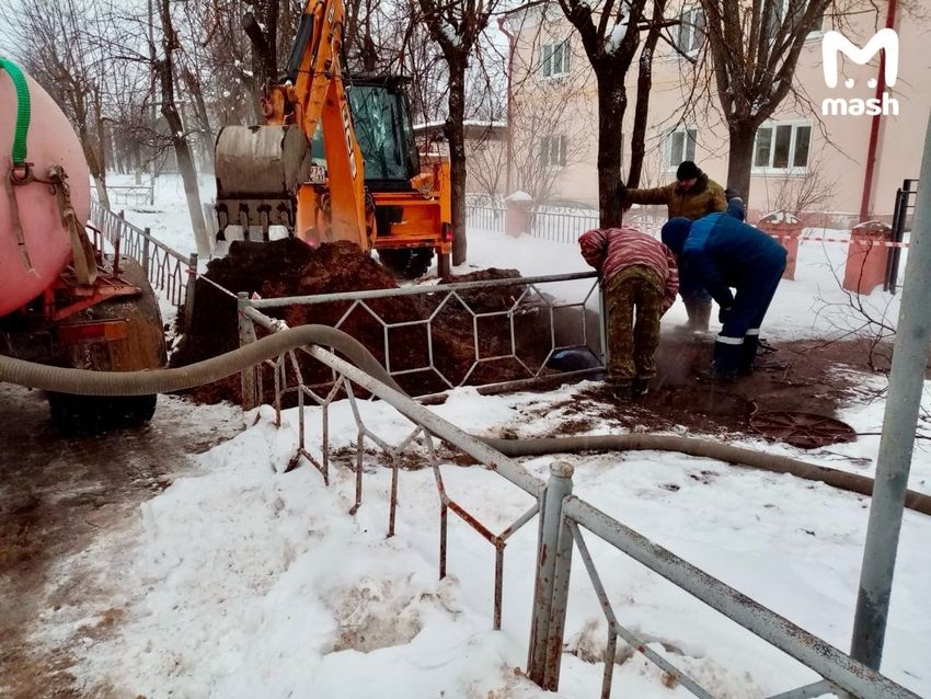 На место приехали специалисты, там прорвало канализационные трубы. Фото: @t.me/breakingmash