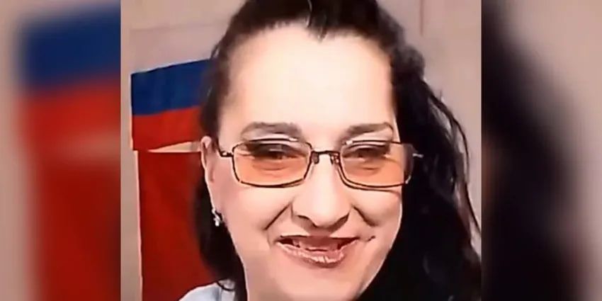 Мать из Кемерово, у которой забрали дочь за пьянство, по-прежнему матерится в прямом эфире. Фото: t.me/mash_siberia
