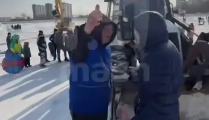 В Краснодаре родители избили тракториста, который хотел засыпать детскую горку. Фото: @breakingmash