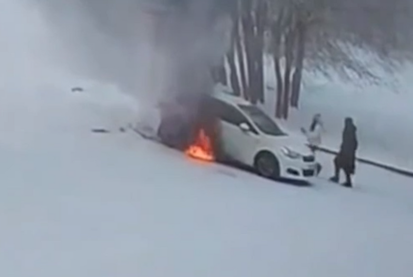 В Иркутске тренер по футболу спас мальчика из загоревшейся машины. Фото: t.me/babr_mash