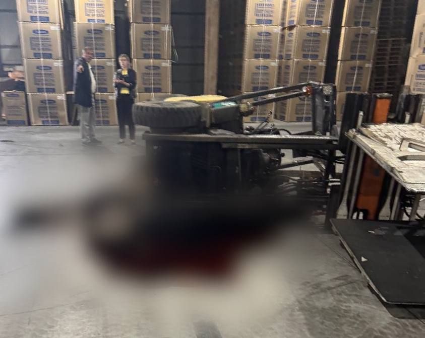 В Красноярске погрузчик раздавил 41-летнего водителя на складе холодильников. Фото: t.me/kras_mash