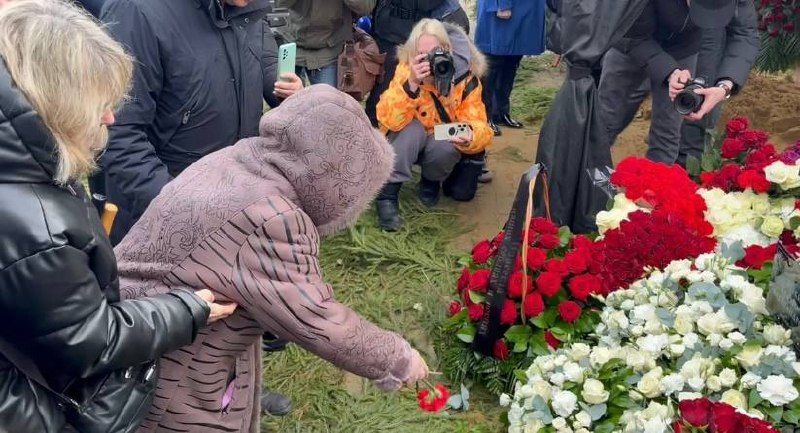 Мать Левкина не сдержала слез, бросив гвоздику на могилу сына. Фото: "Жизнь"