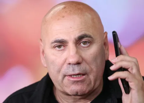 Иосиф пытается найти того, кто поможет ему решить проблемы с авто. ФОТО: соцсети