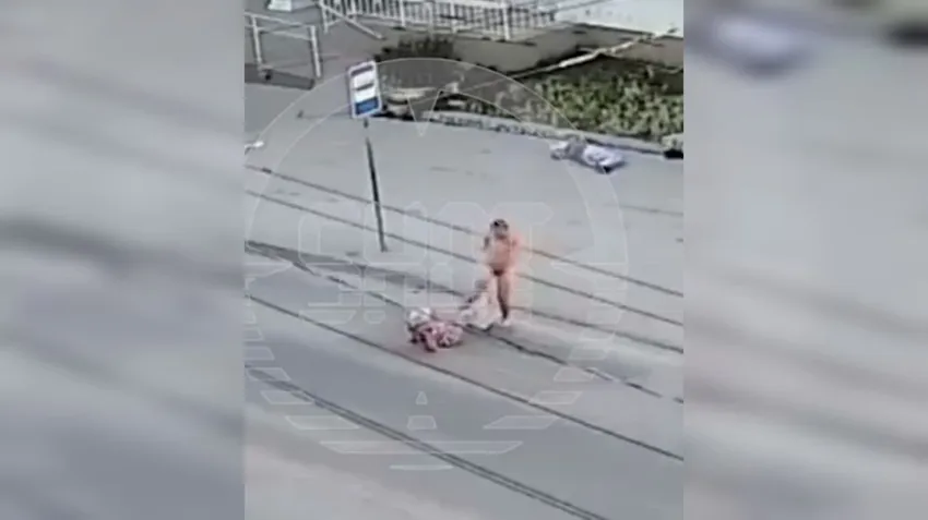 Голый мужик избил пенсионерок. Фото: @t.me/shot_shot