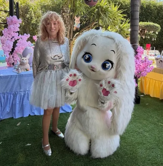 Вместо супруга для фото позировал кролик-аниматор. ФОТО: соцсети