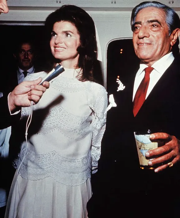 1968 г. Жаклин в свадебном платье от Валентино с мужем - греческим миллиардером Аристотелем Онассисом. ФОТО: соцсети