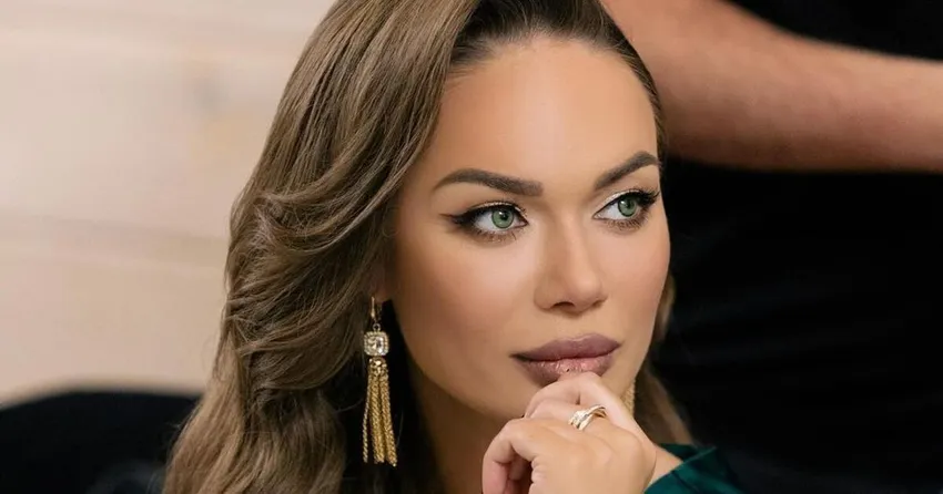 35-летняя Яна Кошкина открыла пляжный сезон и загорает посреди снега. Фото: соцсети