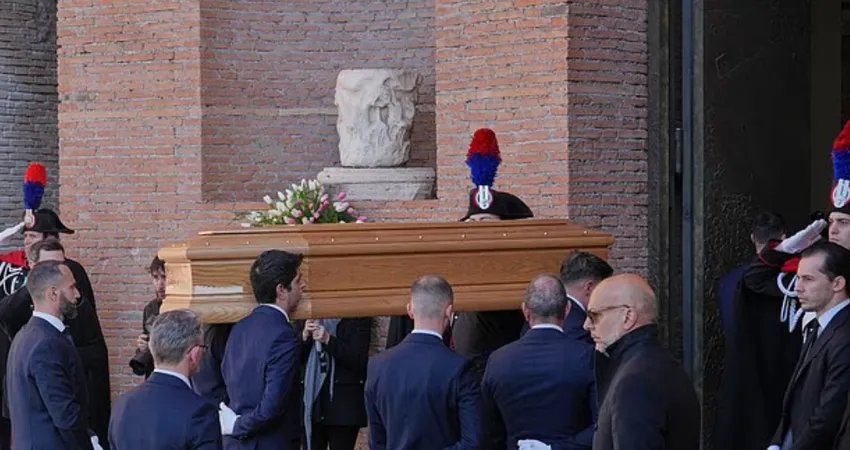 Сотни людей отдали дань уважения Валентино, когда его тело покоилось в базилике Санта-Мария на площади Республики в Риме. ФОТО: соцсети