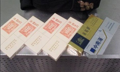 В Екатеринбурге на таможне у двух китайцев изъяли 12 блоков импортных сигарет. Фото: t.me/url_mash