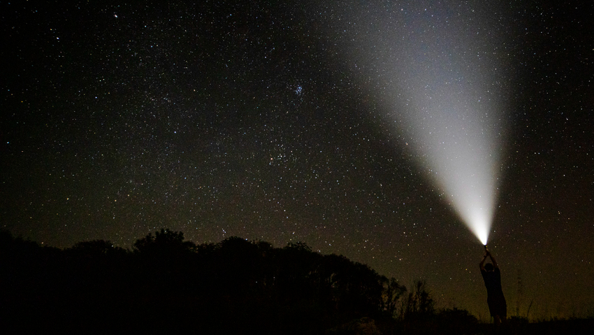 Пик потока Леониды 2025 года ожидается в ночь с 17 на 18 ноября. Фото: freepik.com