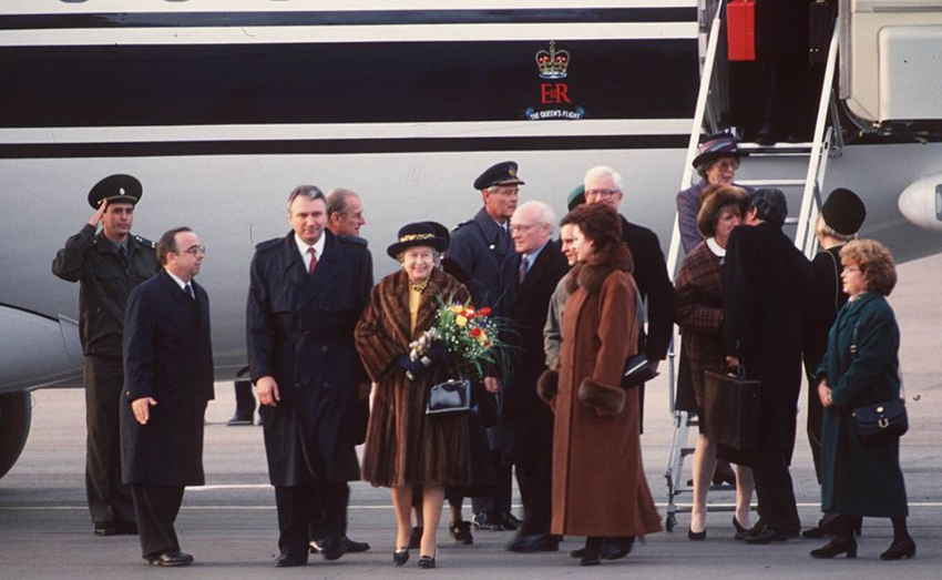 Королева Елизавета II во время своего визита в Россию, 1994 год. Фото: townandcountrymag.com