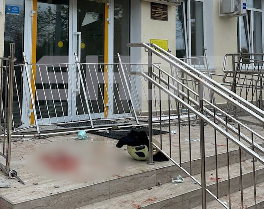В Севастополе в школе рухнул балкон, где фоткались ученики. 10 детей пострадали. Фото: t.me/shot_shot