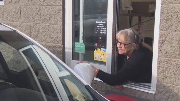 В свой последний день на работу Дот обслужила свою внучку. Фото: nypost.com