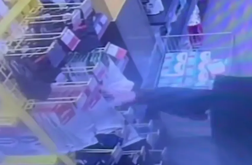 В Подмосковье дама украла из магазина 11 пар носков для подарков на 23 февраля. Фото: соцсети