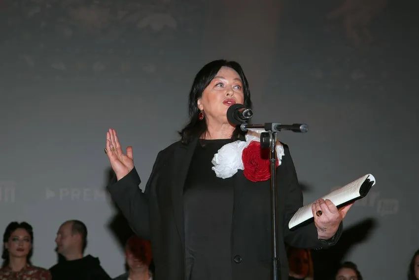 Лариса Гузеева стала бабушкой — ее заметили в аэропорту с младенцем. Фото: соцсети