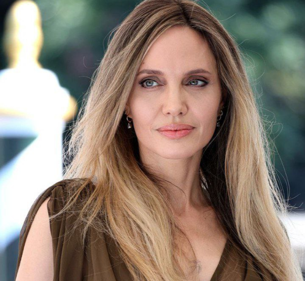 Джоли снялась для журнала с обнаженной грудью, показав шрамы от мастэктомии. Фото: соцсети