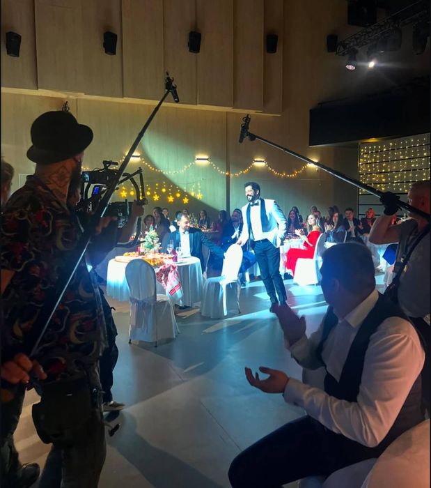 Бурак Озчивит стал изюминкой новых "Елок". Фото: Instagram (запрещен в РФ) / @burakozcivit 