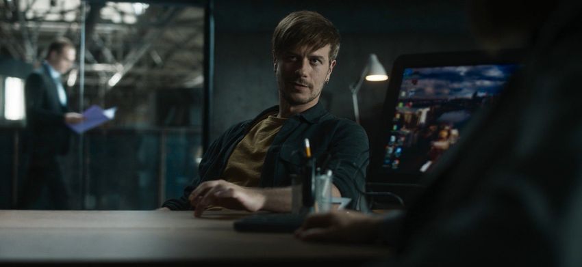Тихон Жизневский поможет героине распутать дело. Кадр из сериала "Внутри убийцы", 2023, реж. Владимир Мирзоев