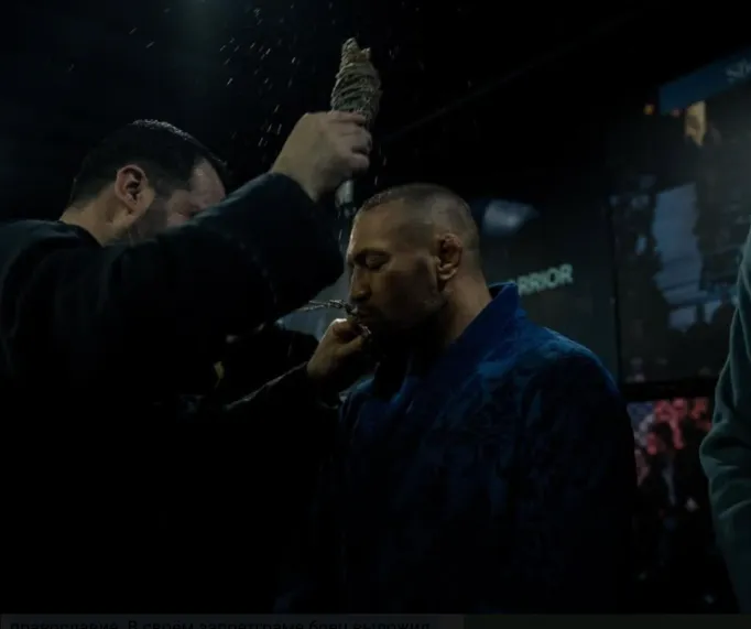 Коннор Макгрегор целует крест священника. ФОТО: соцсети